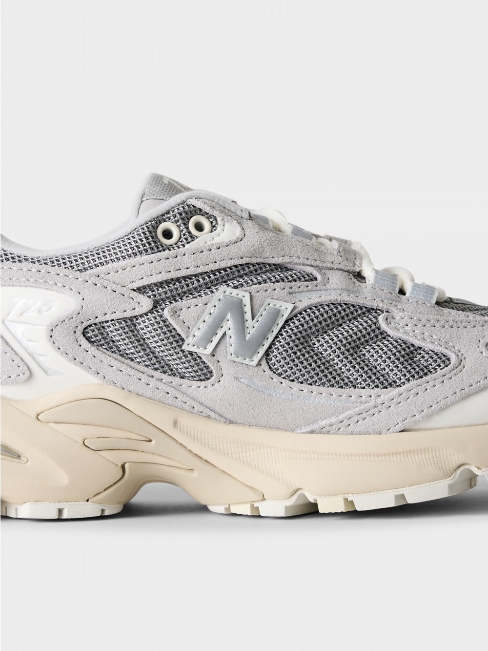 New Balance 725 Runner Raincloud Gray and Cream Wmns 7 / Mens 5.5
